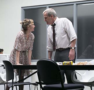 Michelle Williams as Una and Jeff Daniels as Ray, photo Brigitte Lacombe front