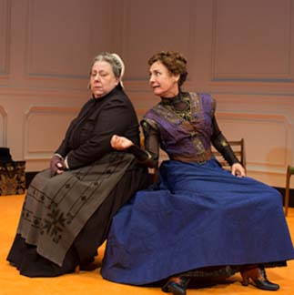 Jayne Houdyshell and Laurie Metcalf, photo Brigitte Lacombe